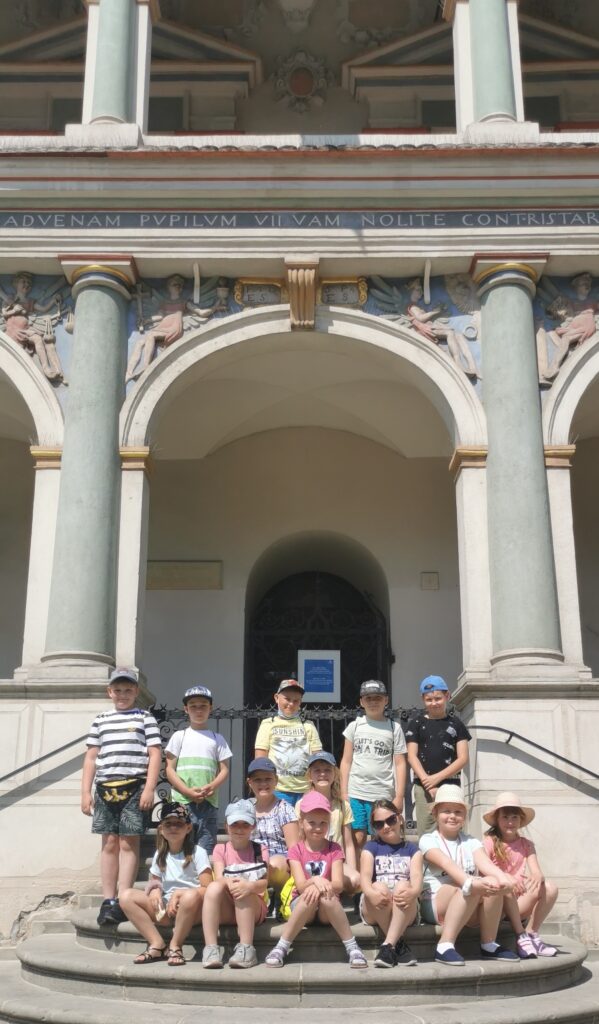 Zdjęcie grupowe uczniów klasy 1 i 2 na schodach Ratusza w Poznaniu
